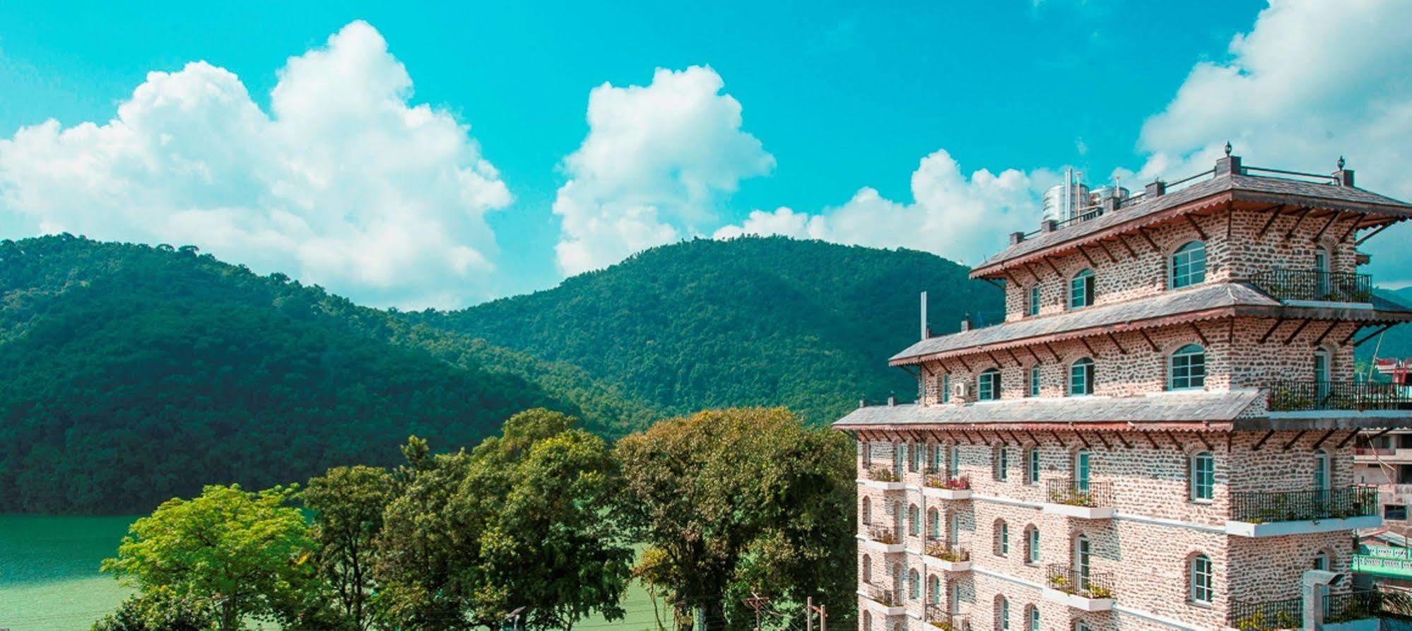 Glacier Hotel & Spa Pokhara Bagian luar foto